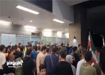 حضور مردم برای استقبال از تیم ملی فوتبال در فرودگاه مهرآباد